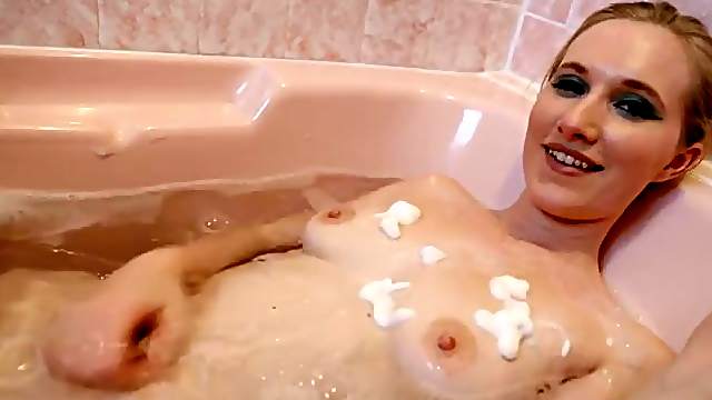 Bathing British girl offers JOI to get you off