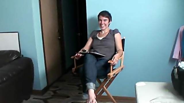 Chick in jeans interviews before her porn scene