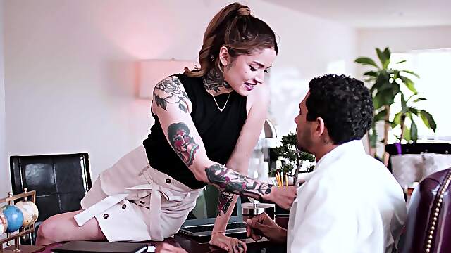 Slender babe opens wide to try heavy inches in office XXX rounds