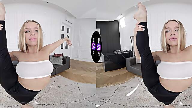 Flexible teen Calibri plays with her pussy in a steamy solo session.