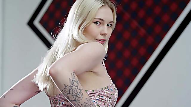 Blond bombshells Sam & Mimi indulge in a steamy coupling