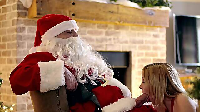 Kyle's naughty Christmas party with Silvia & Nikole: Blowjobs galore