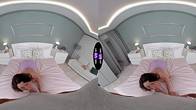 Virtual Lola: Brunette babe with massive melons