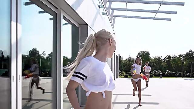 Outdoor delight: Gina & Veronica seduce Nesty