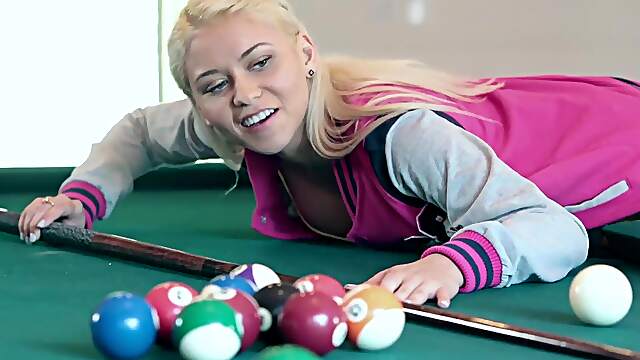 Blond bombshells Wrex & Marsha go raw in a wild threesome