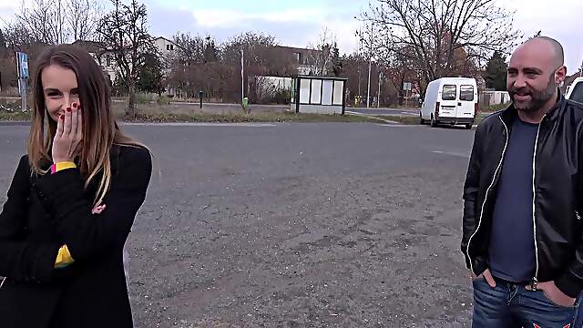 Tattooed Adelle gives a wild roadhead in the city