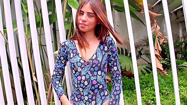 Skinny chick plays elegant in a seductive outdoor solo shag