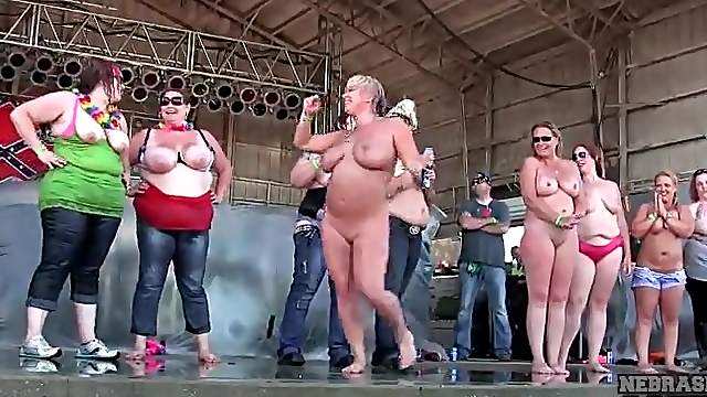 Chubby topless amateurs dancing on concert stage