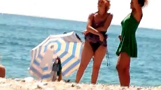 Amateur girls filmed at the nude beach