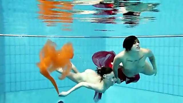 Girls make erotic nude art underwater