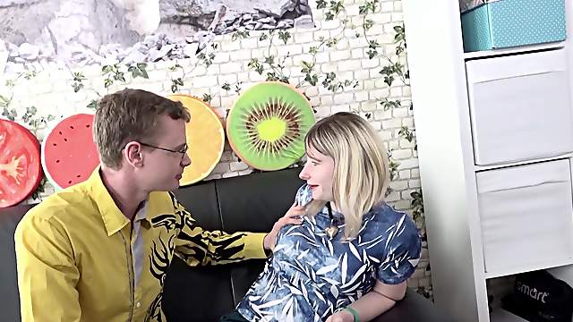 Amateur woman in her late 30s filmed when trying hard inches in both holes