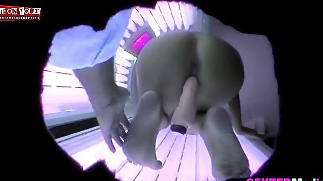 Teen in the tanning bed fucks her toy
